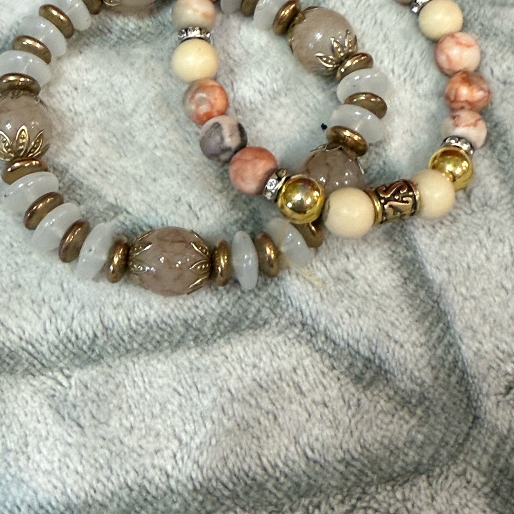 🌸 4 for $10 Beaded Bracelet Set in Gold and Cream - Picture 6 of 8